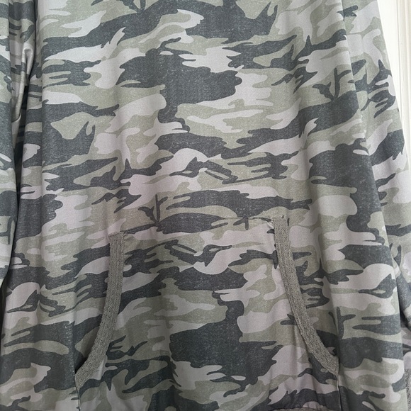 Pursuing Perfection Gray
Camo Kangaroo-Pocket Top XL LS - Picture 5 of 8